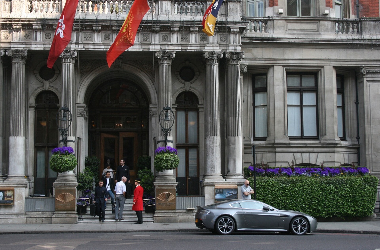 Doormen in red coats at the entrance of the Mandarin Oriental Hyde Park.