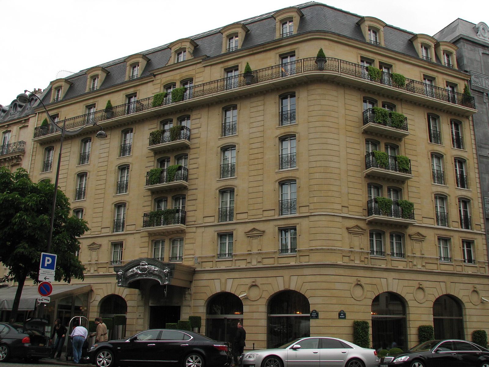 The Hôtel Barrière Fouquet's seen from the avenue George V.