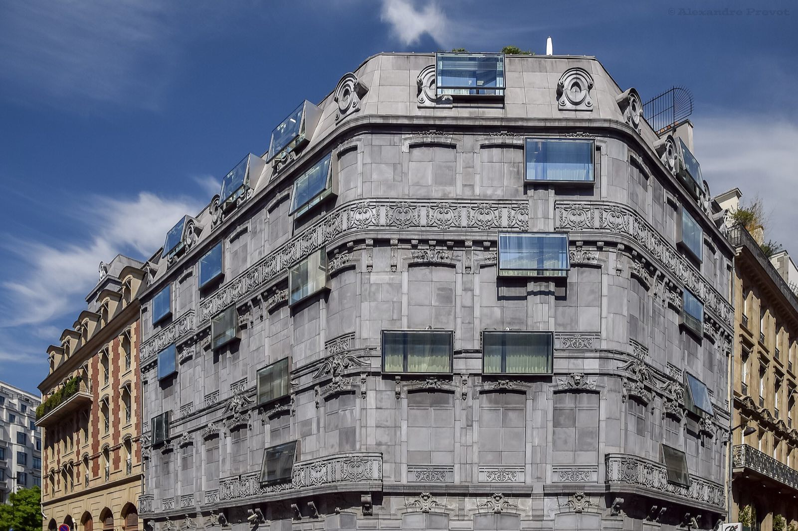 The grey concrete front of the Hôtel Barrière Fouquet's by Édouard François, cast from a stone façade and cut with modern windows.