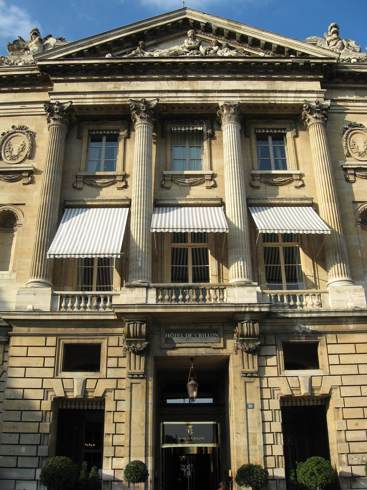 The end pavilion of the Hôtel de Crillon, with its columns and pediment.