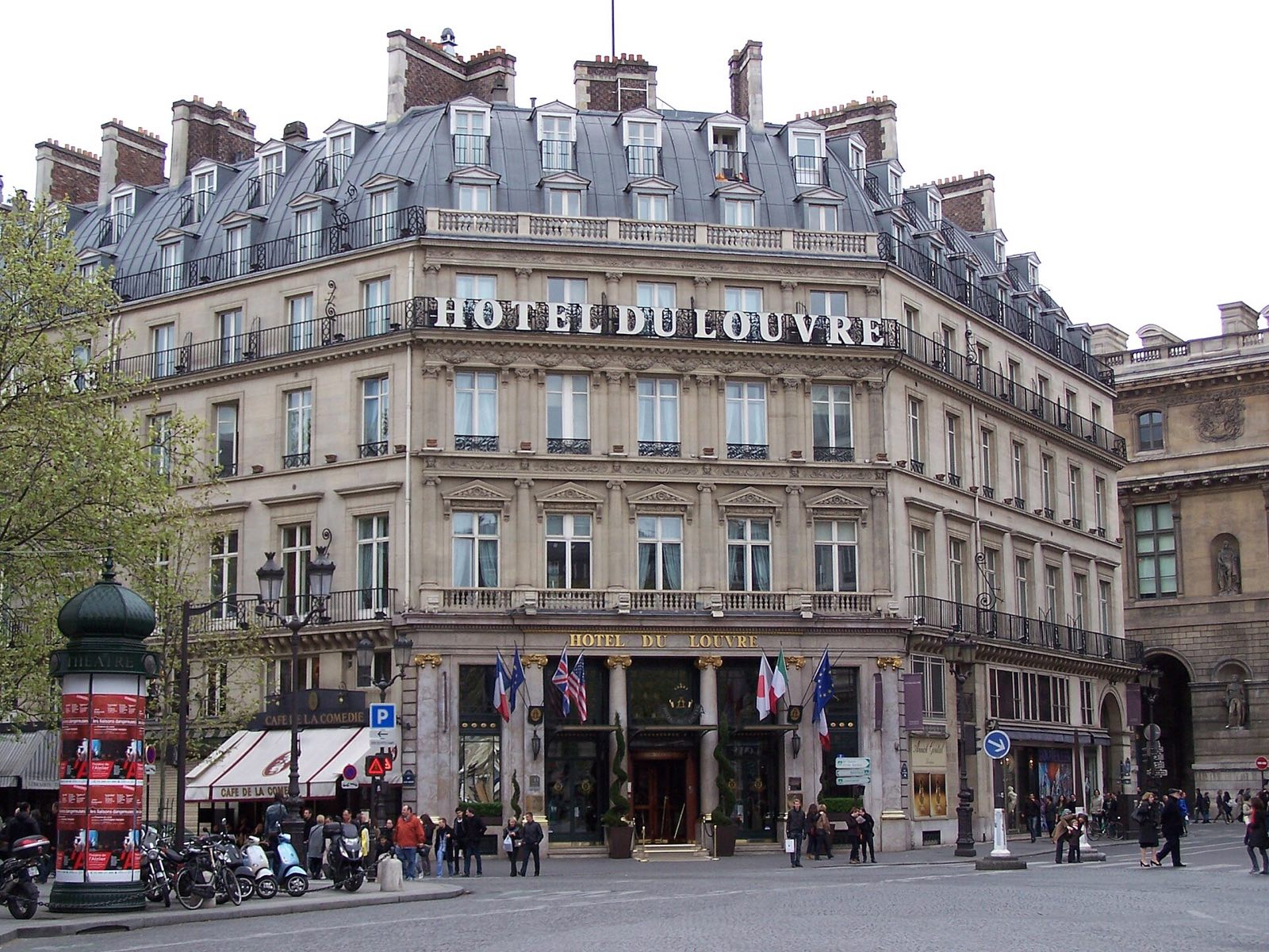 The Hôtel du Louvre from the Place André-Malraux, its name in gold letters on the front.