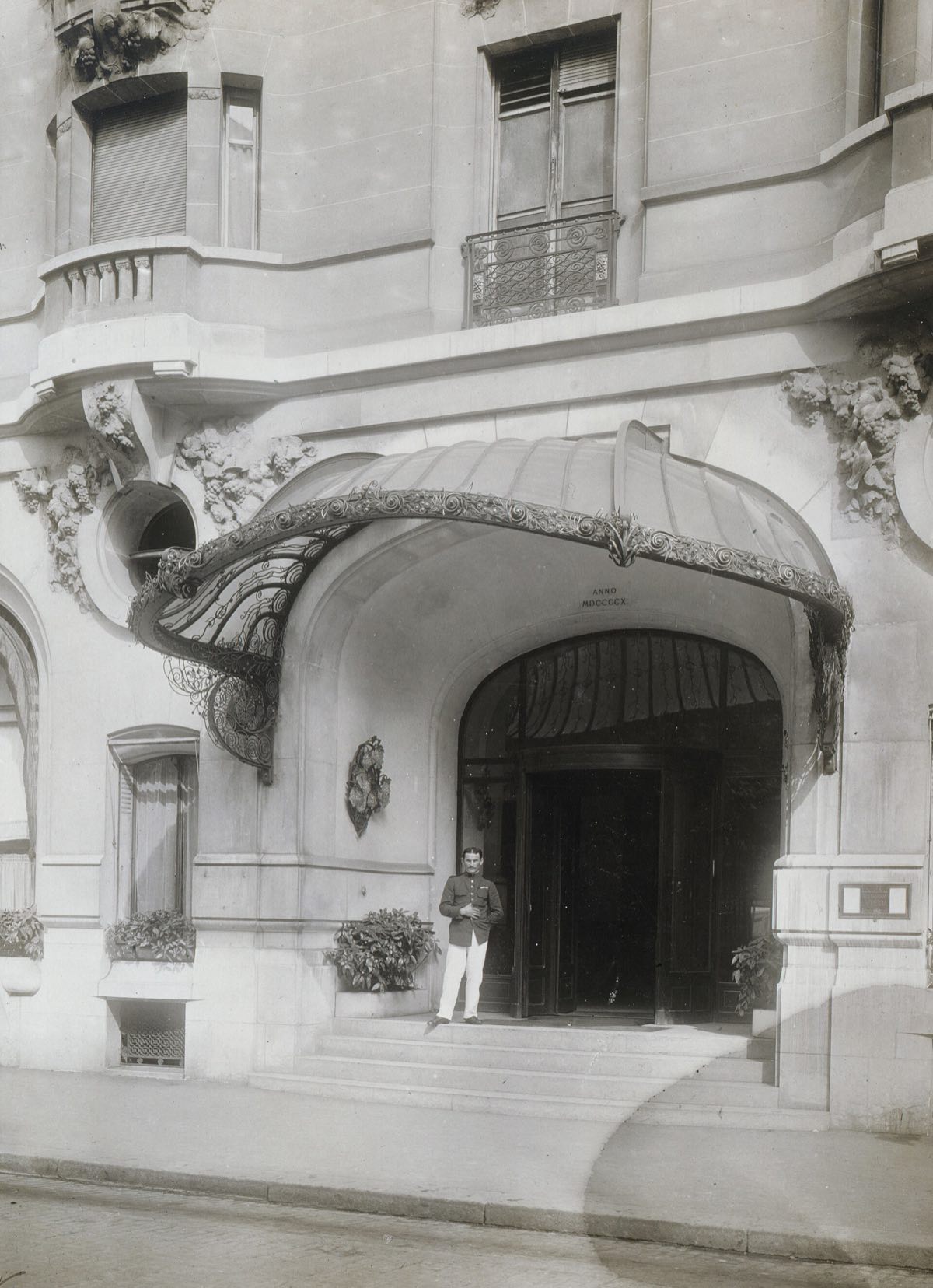The carved stone entrance of the Hôtel Lutetia, photographed in 1917.
