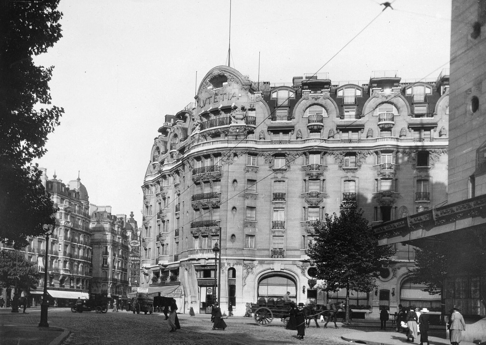 The Hôtel Lutetia at the corner of the boulevard Raspail and the rue de Sèvres, photographed in 1917.