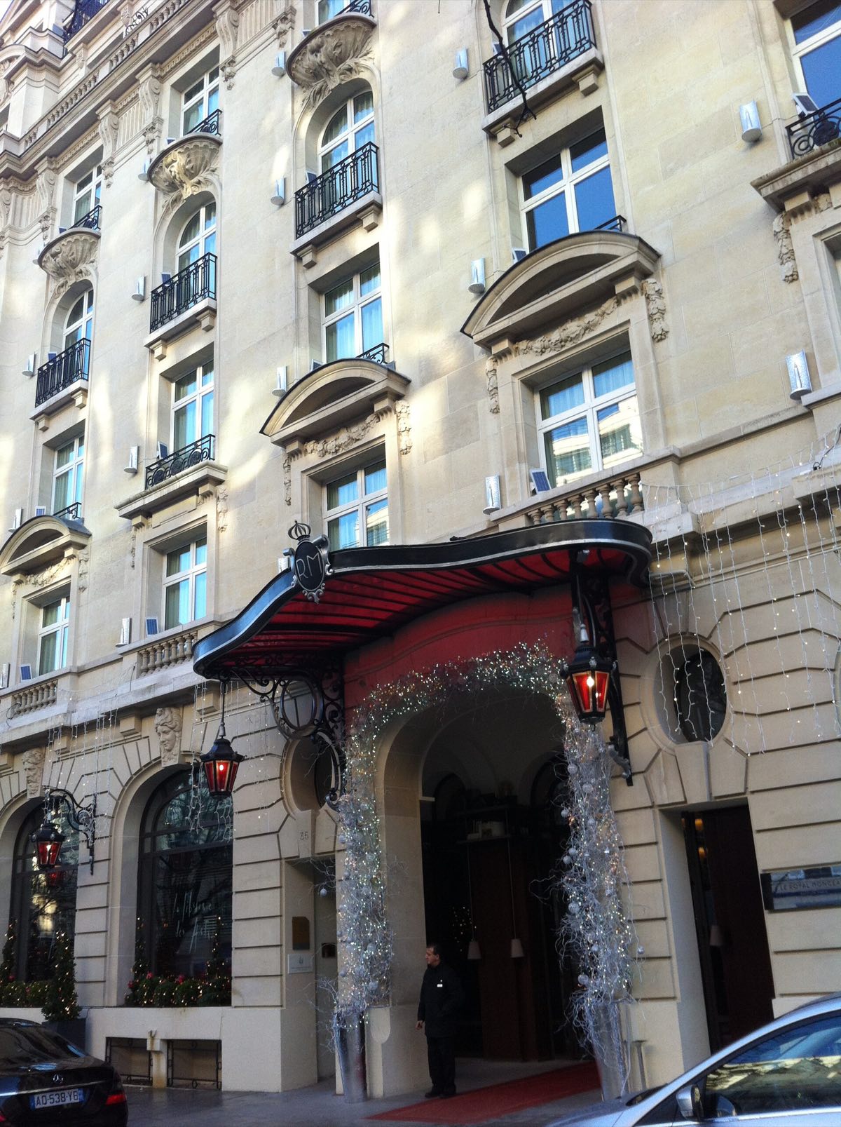The entrance of Le Royal Monceau on the avenue Hoche, under a red canopy.