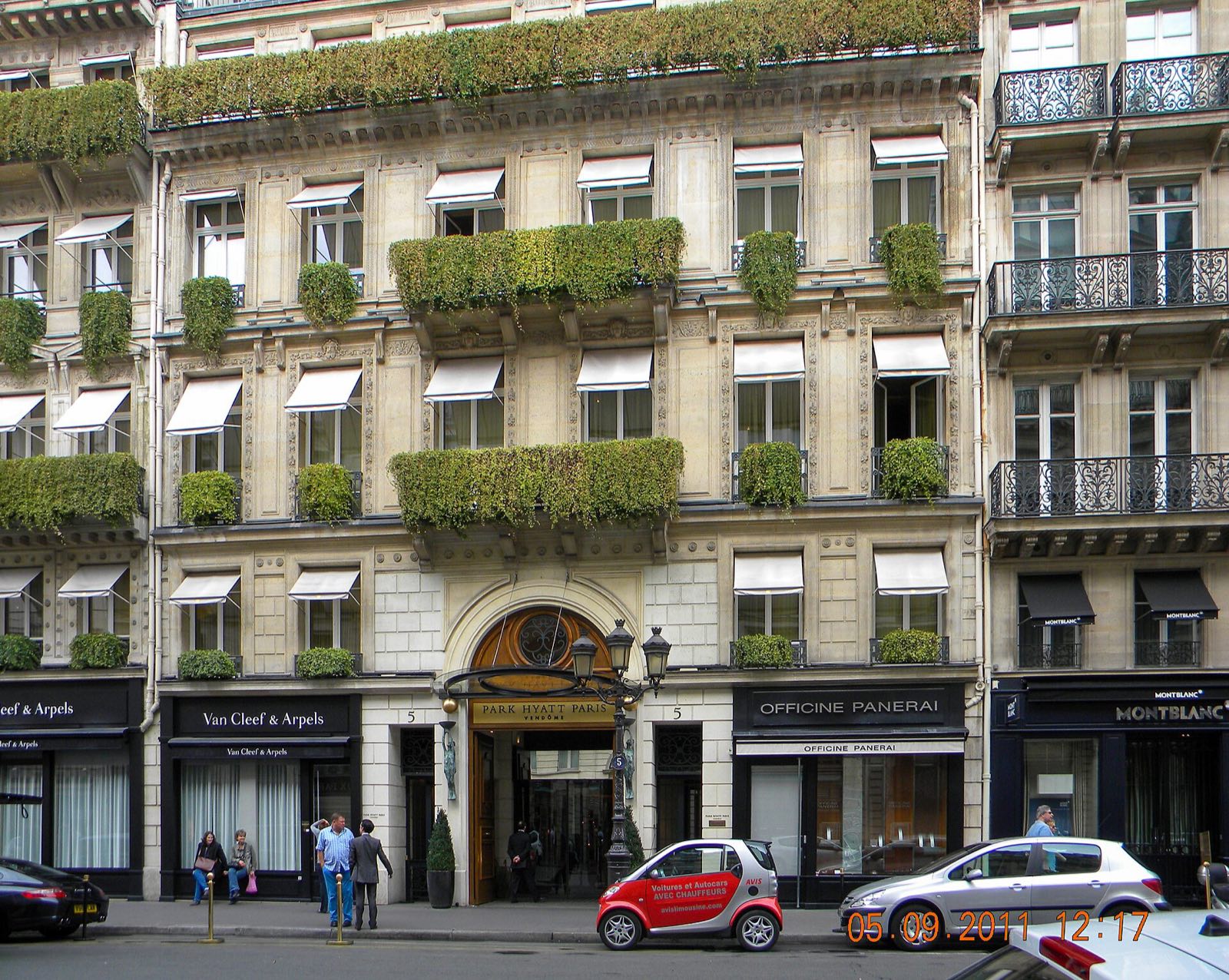 The entrance of the Park Hyatt Paris-Vendôme, between the shops of the rue de la Paix.