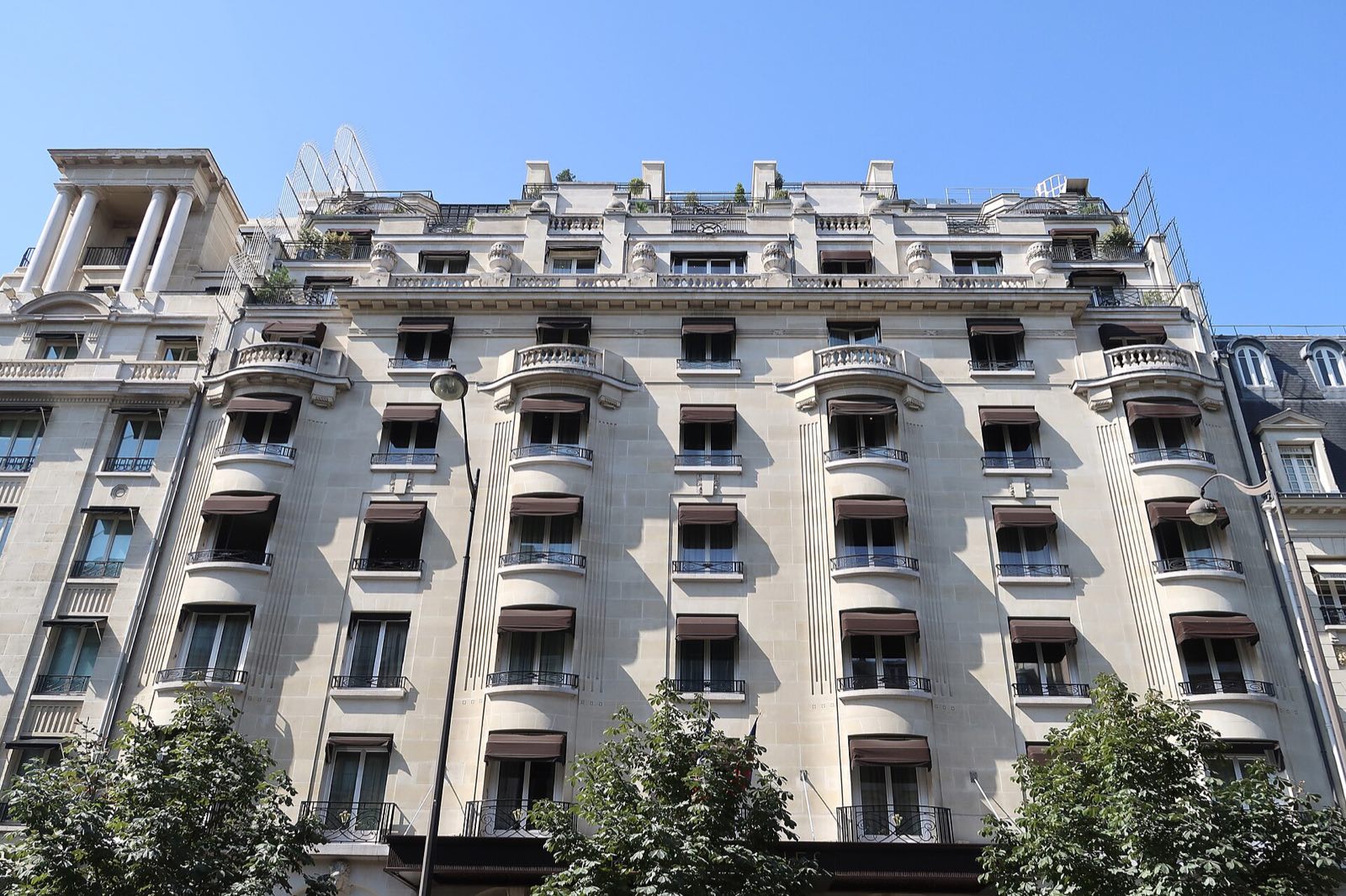 The pale stone front of the Hôtel Prince de Galles on the avenue George V, seen from below.