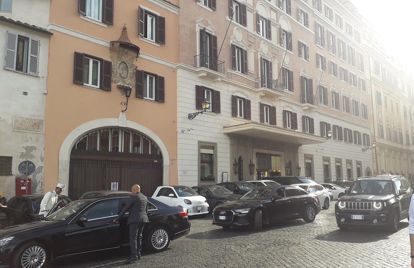 The front of the Hotel Hassler on Piazza della Trinità dei Monti, with cars waiting at the door.