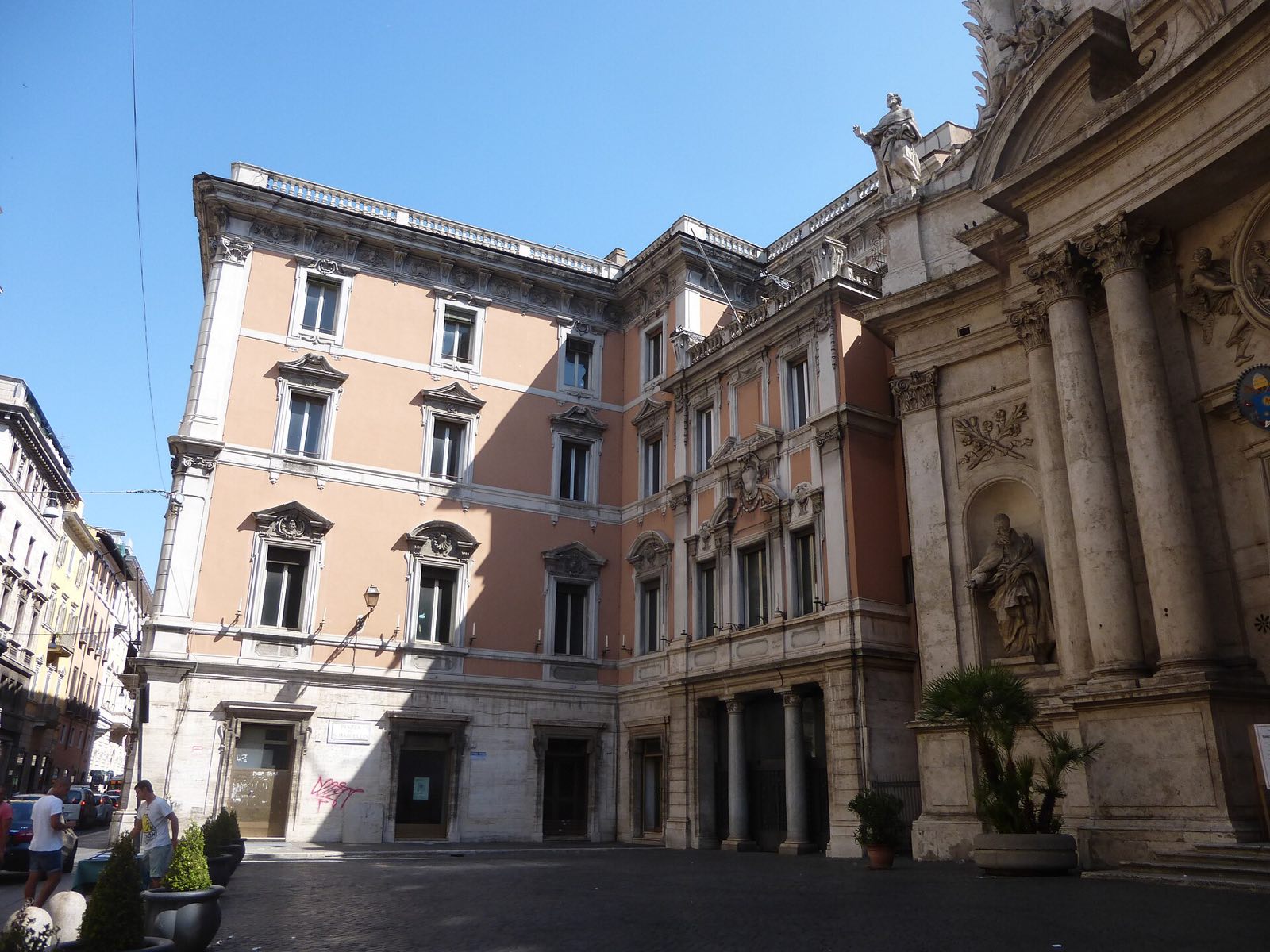 Piazza di San Marcello, with the Baroque front of the church and the palace of the hotel beside it.
