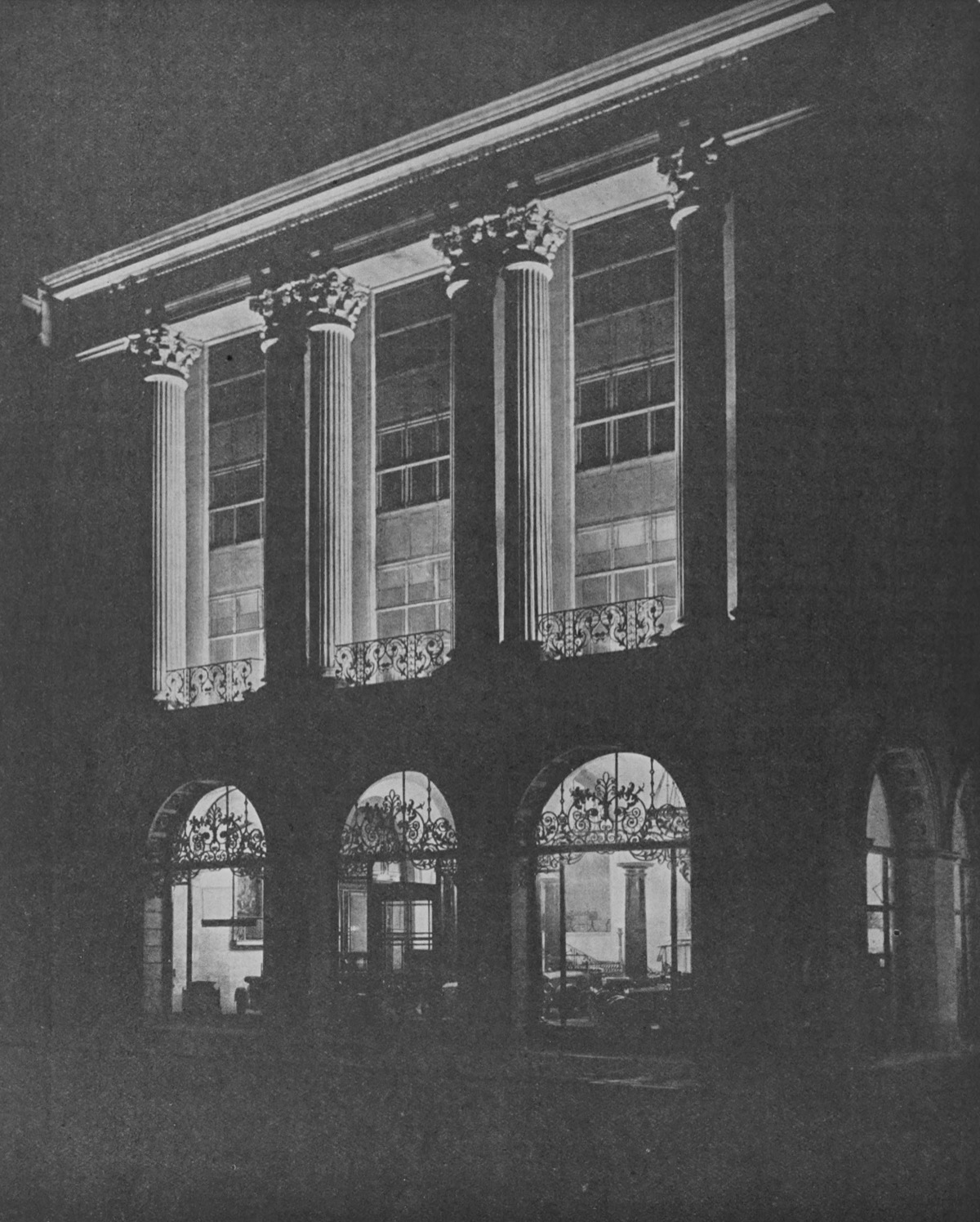 Wolseley House on Piccadilly when it was a car showroom, in a photograph of the 1920s.