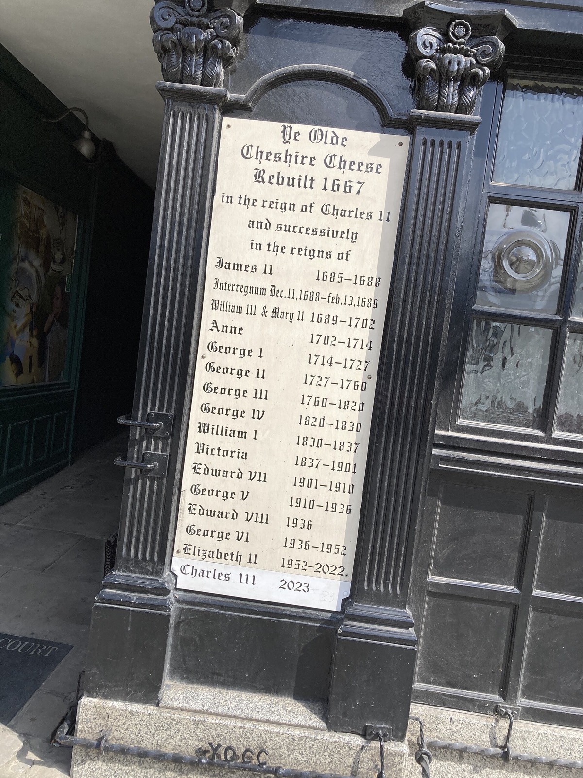 The board by the door of Ye Olde Cheshire Cheese that lists the monarchs who have reigned since 1667.