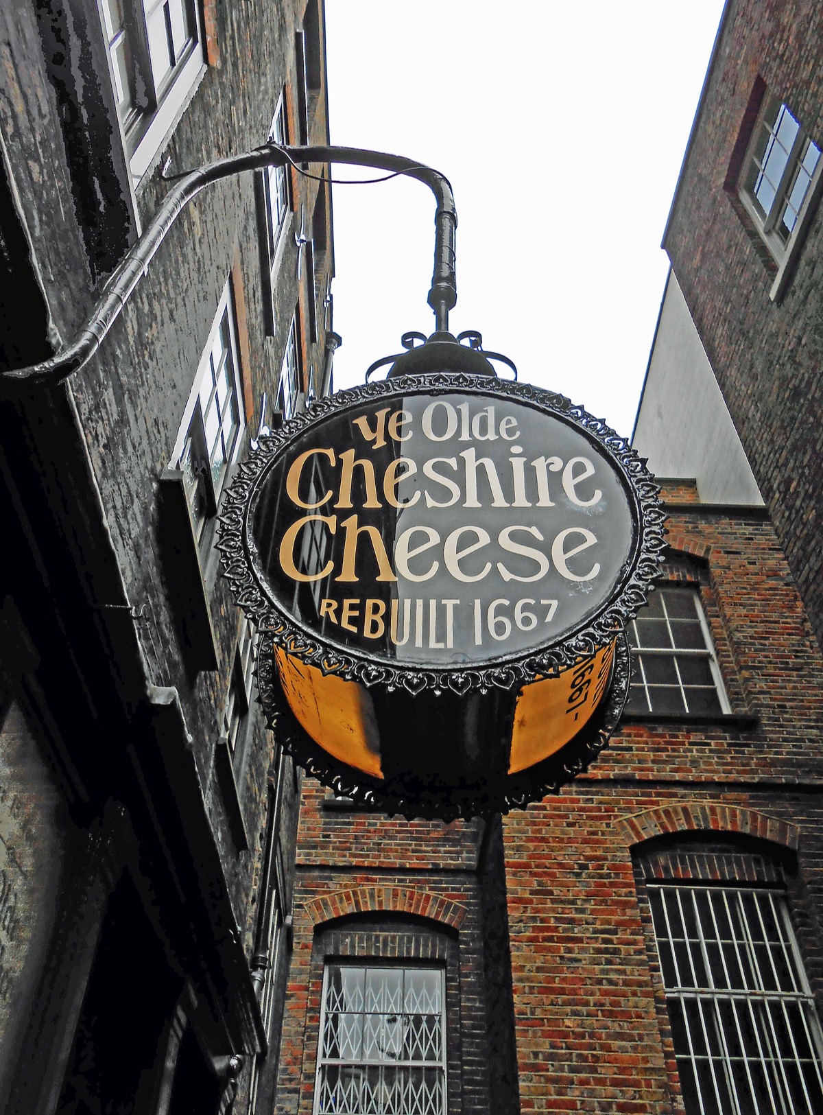 The round lantern sign of Ye Olde Cheshire Cheese: rebuilt 1667.