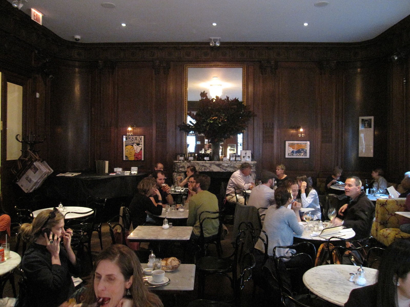 Café Sabarsky, a dark panelled room with marble tables, full of people.