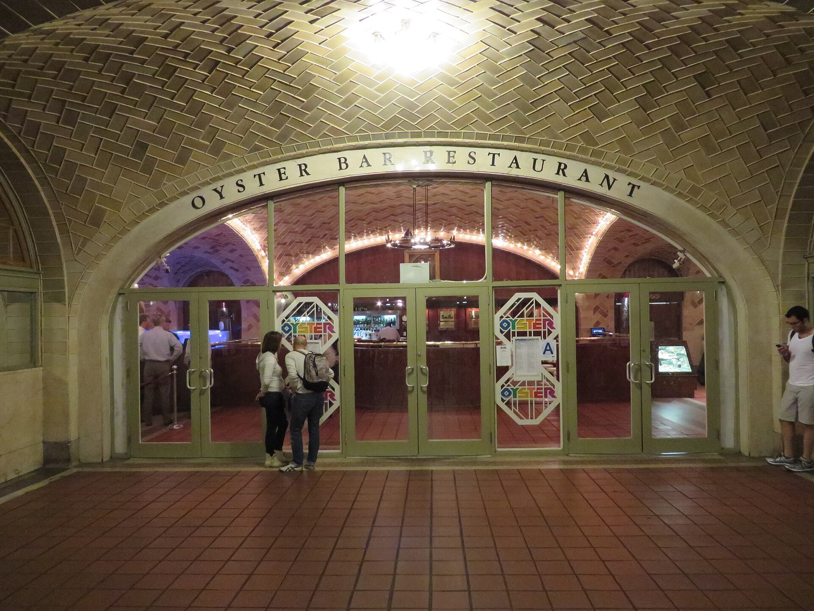 The entrance of the Oyster Bar on the lower level of Grand Central Terminal, under a tiled vault.