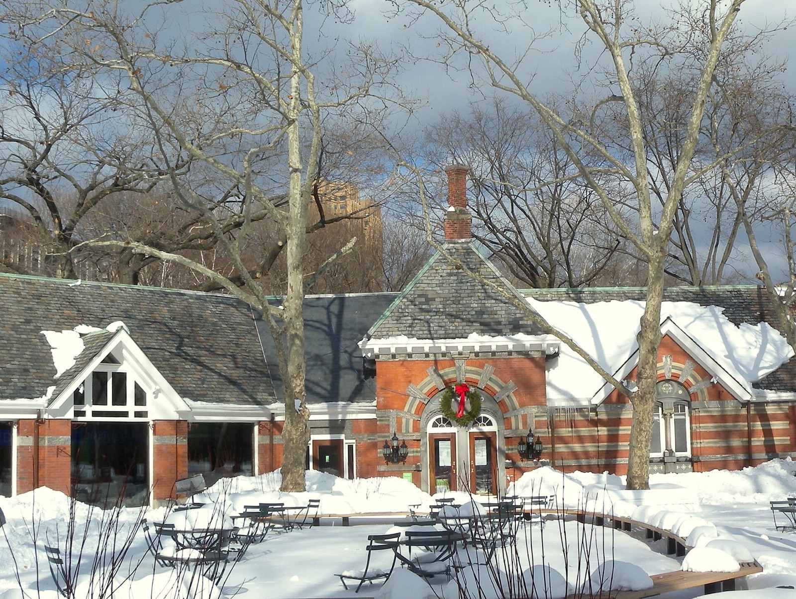 The brick buildings of Tavern on the Green in the snow.
