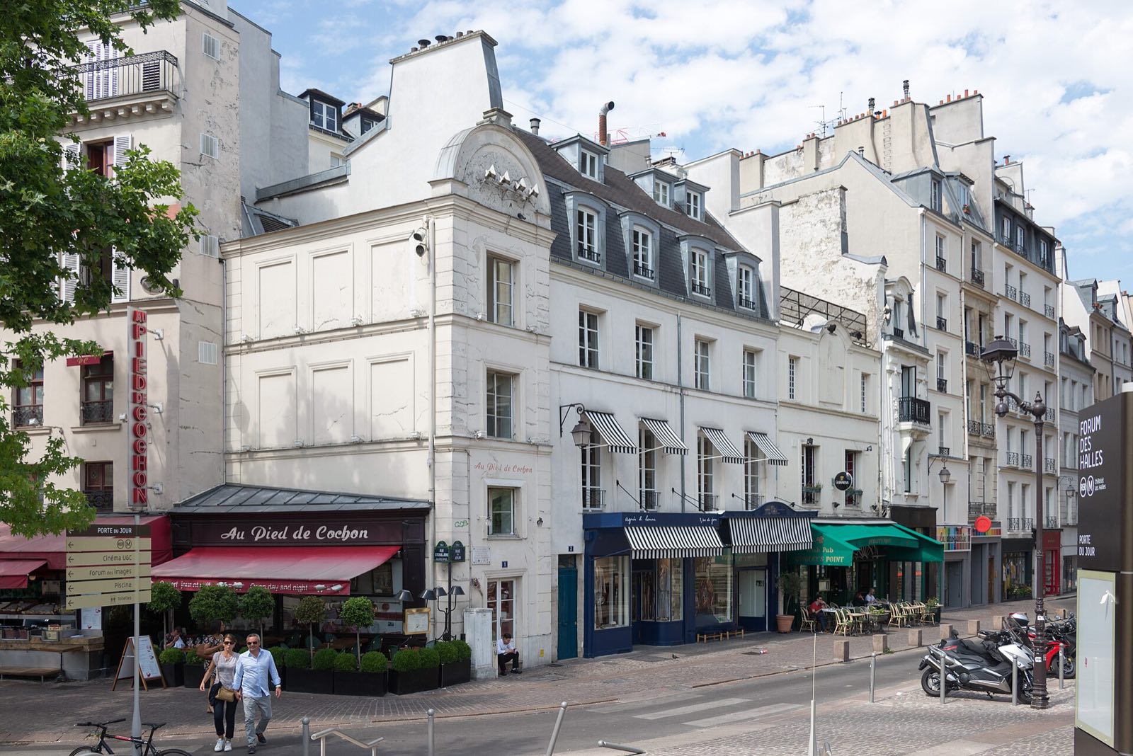 Au Pied de Cochon on the rue Coquillière, its red awnings along the pavement.