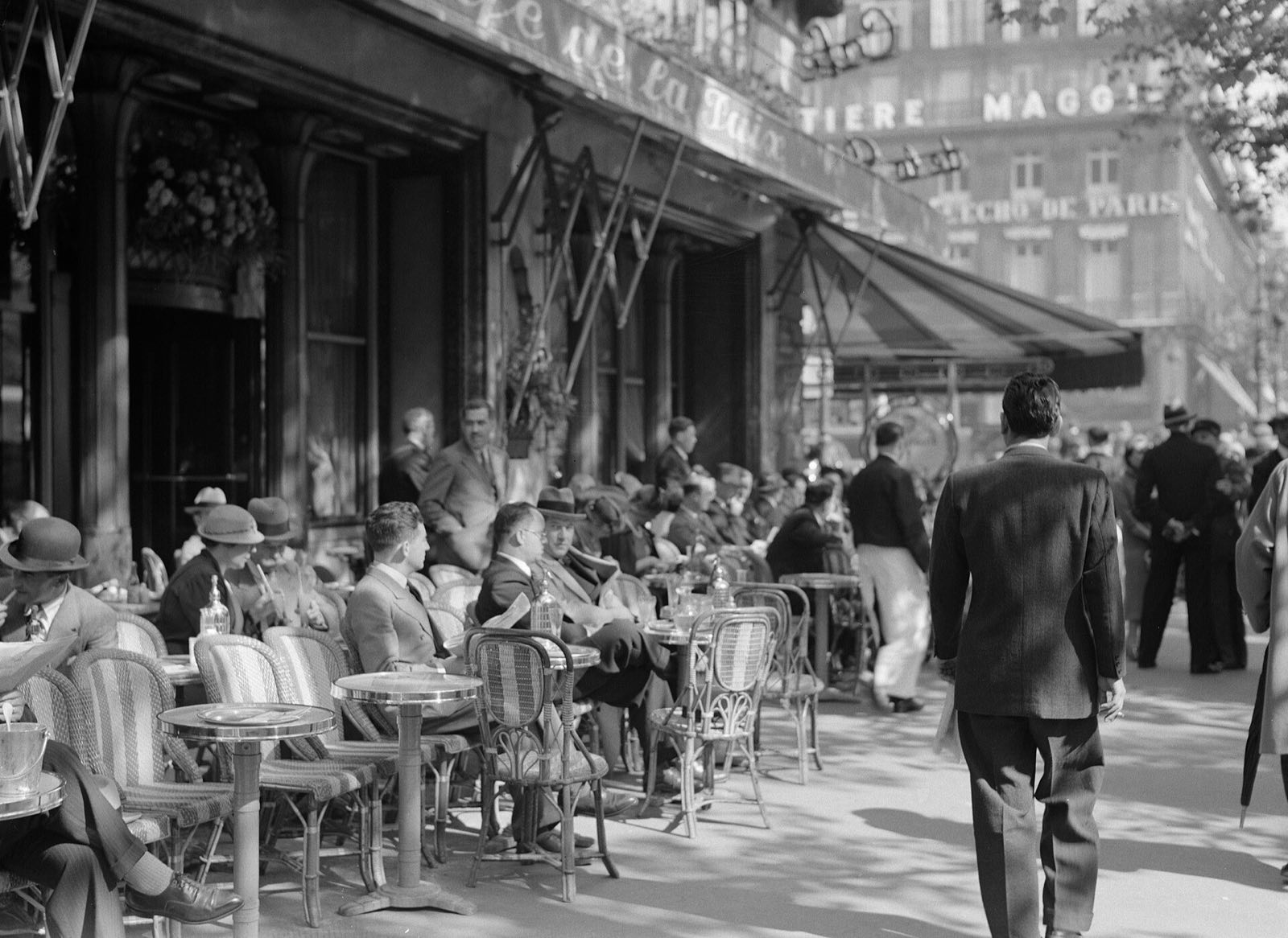 The terrace of the Café de la Paix on the boulevard des Capucines, in a photograph of the middle of the twentieth century.