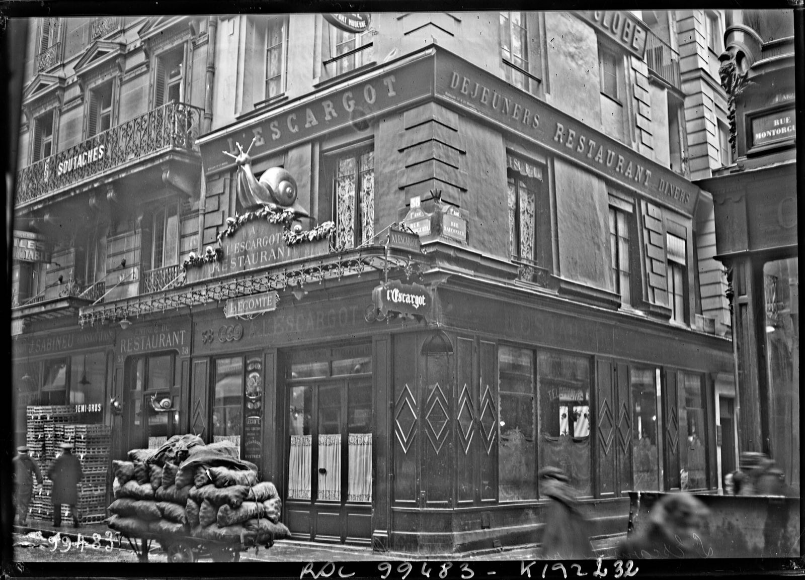 The corner of the rue Montorgueil with the restaurant L'Escargot, in a press photograph of the early twentieth century.