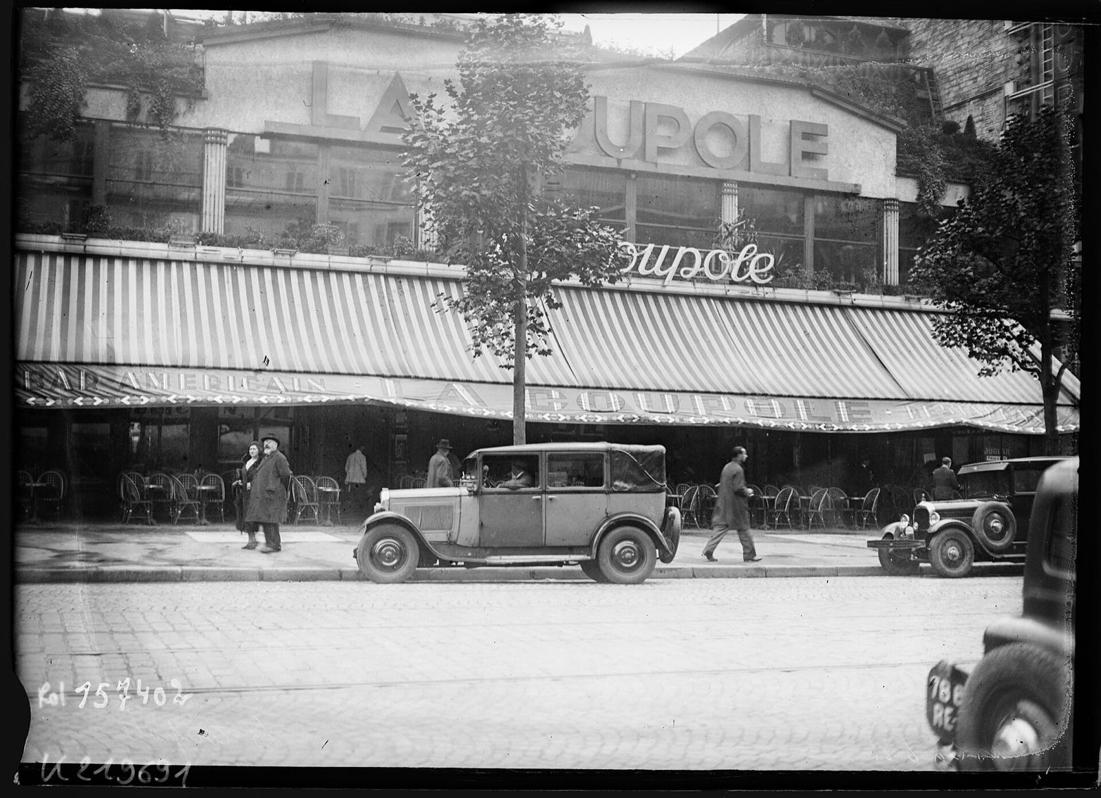 La Coupole and its terrace on the boulevard du Montparnasse in August 1931.