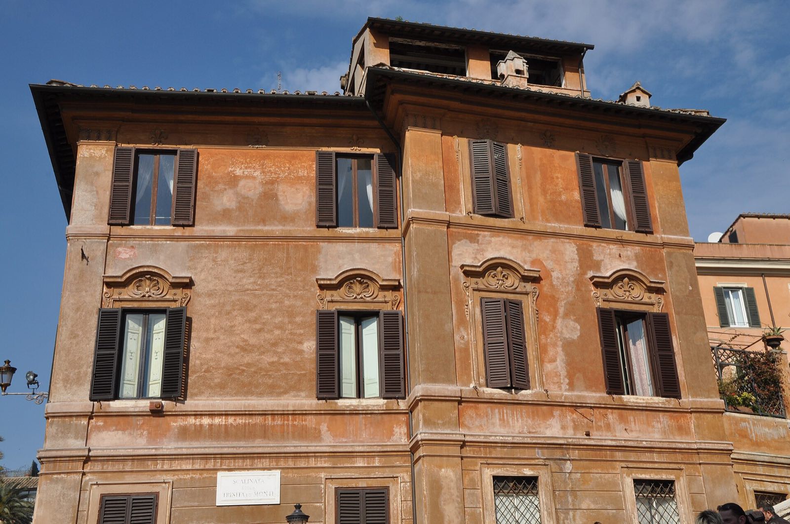 The ochre house of Babington's tea room on the left of the Spanish Steps.
