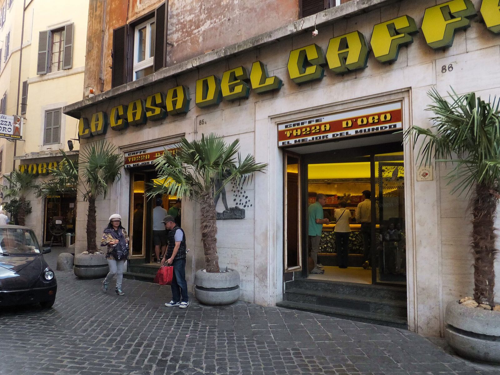 The corner shop of the Tazza d'Oro near the Pantheon, with its green sign.